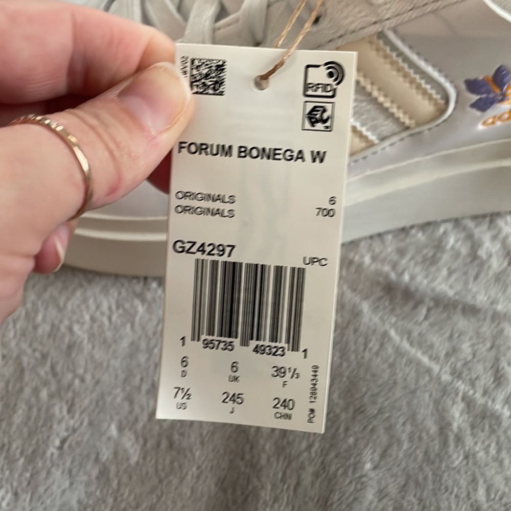 Adidas - Picture 4 of 4